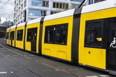 Almanya'nın Berlin kentinde dolaşan sarı tramvay