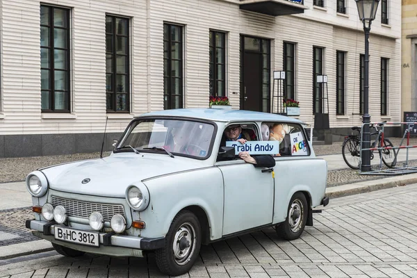 Coche de la marca Trabant en Berlín, Alemania — Foto de Stock