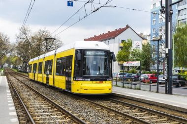 Sarı tramvay Almanya'nın Berlin kentinde durdu