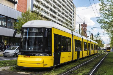 Almanya'nın Berlin kentinde dolaşan sarı tramvay