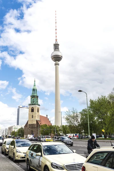 Táxi e torre de telecomunicações em Berlim, Alemanha — Fotografia de Stock