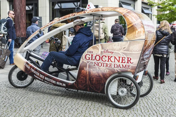 Stuurprogramma te wachten in de straat op een driewieler in Berlijn, Duitsland — Stockfoto