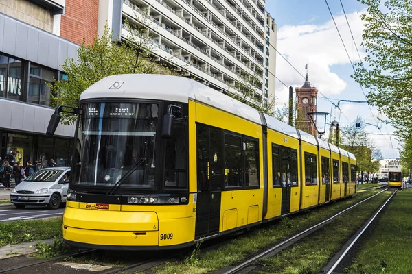 Tram jaune circulant à Berlin, Allemagne — Photo