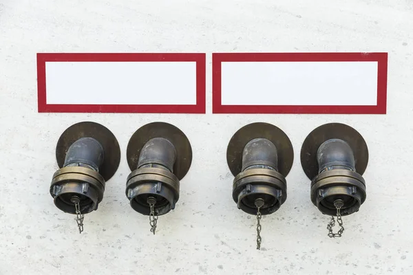 Vier Hydranten in einer Wand — Stockfoto