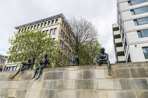 Escultura Tres niñas y un niño en Berlín, Alemania — Foto de Stock