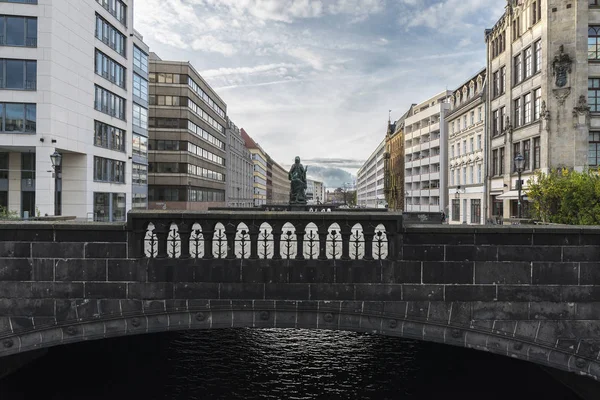 Vieux pont en pierre sur une rivière à Berlin, Allemagne — Photo