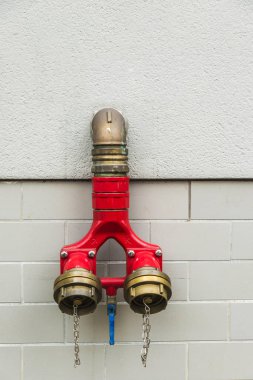 Kırmızı yangın hidrant bir duvarındaki