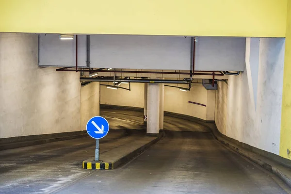 Ingang van een ondergrondse parking voor auto 's — Stockfoto