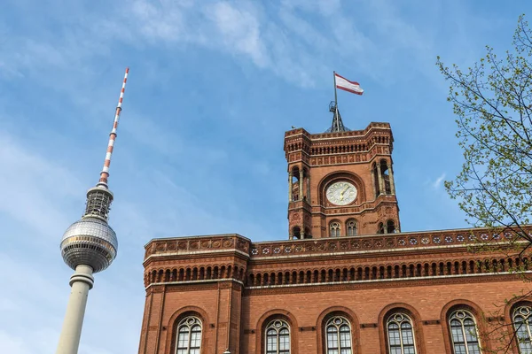 Ayuntamiento y torre de telecomunicaciones en Berlín, Alemania — Foto de Stock