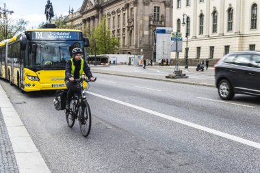 Bisikletçi bir sokak, Berlin, Almanya