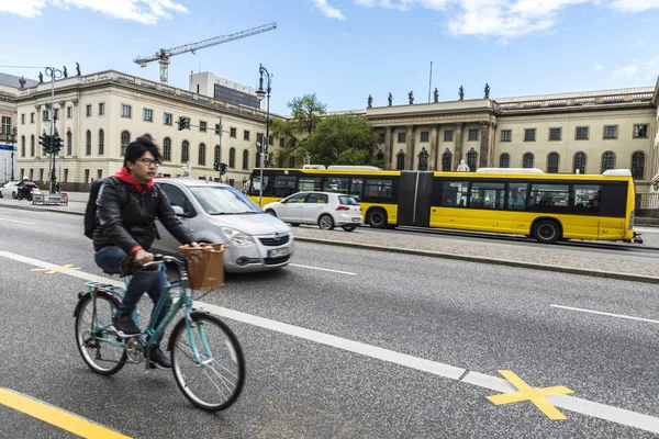 Ciclista en una calle de Berlín, Alemania — Foto de Stock