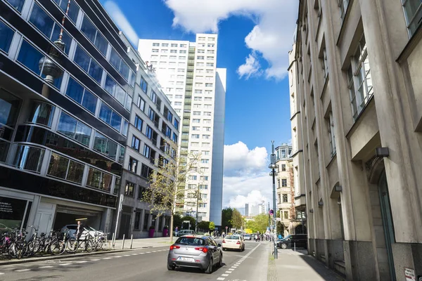 Улица с современными квартирами и офисами в Берлине, Германия — стоковое фото