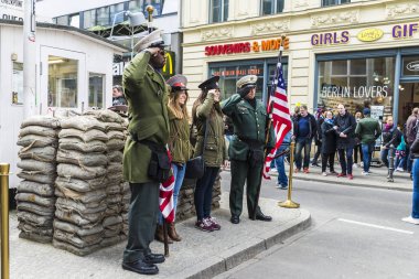 Turist checkpoint Charlie, Berlin, Almanya