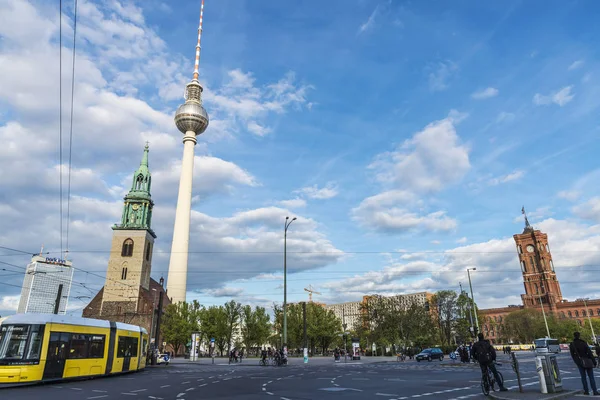 Igreja de Santa Maria, prefeitura e torre de telecomunicações em Berli — Fotografia de Stock