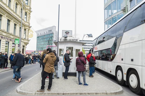 Touristes au checkpoint Charlie à Berlin, Allemagne — Photo