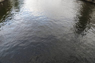 Arka plan olarak dalgalanmalar ile nehir suyu