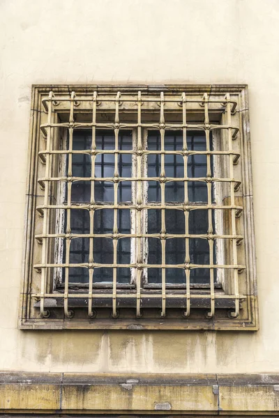 Vieja ventana con rejas en Berlín, Alemania — Foto de Stock