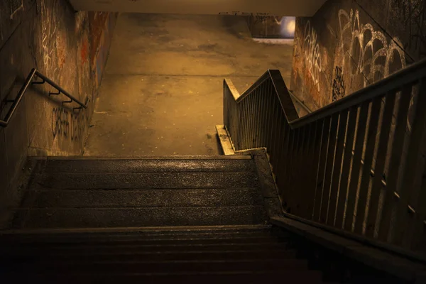 Trappor till en tunnel på natten — Stockfoto