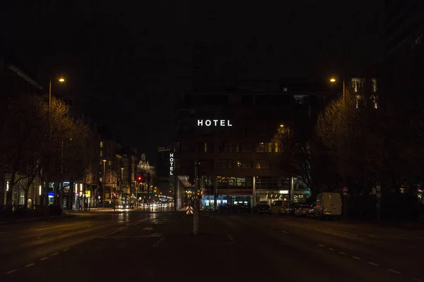 Letrero del hotel iluminado por la noche en una calle de Berlín, Alemania — Foto de Stock