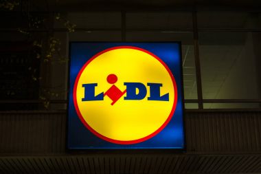 Geceleri aydınlatılan Lidl süpermarketler logosu