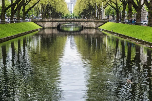 Fiume in via Konigsallee a Dusseldorf, Germania — Foto Stock