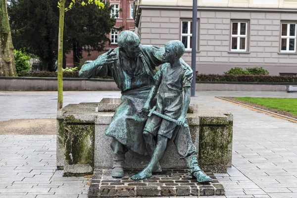 Bronzestatue eines Mannes im Gespräch mit einem Kind in Düsseldorf — Stockfoto