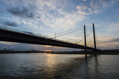 Gün batımında Oberkassel Bridge'de Dusseldorf, Almanya