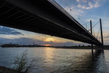 Gün batımında Oberkassel Bridge'de Dusseldorf, Almanya