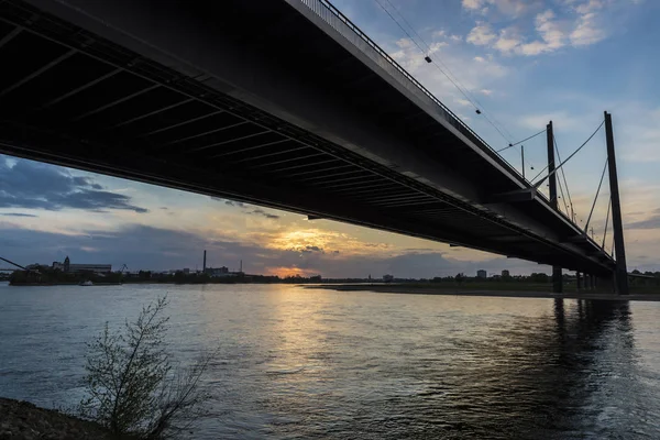 Gün batımında Oberkassel Bridge'de Dusseldorf, Almanya