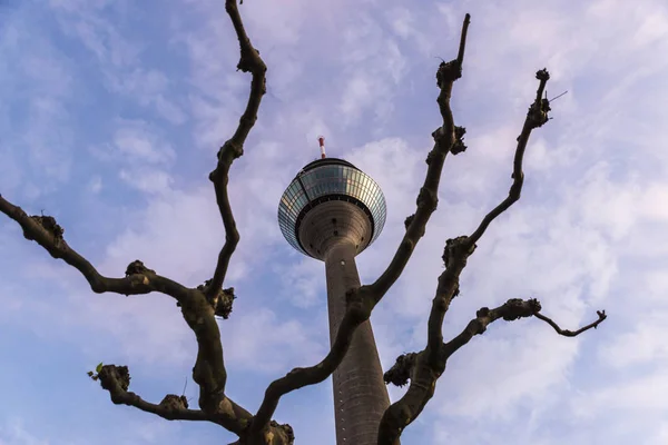 Telekomunikační věž v Dusseldorf, Německo — Stock fotografie