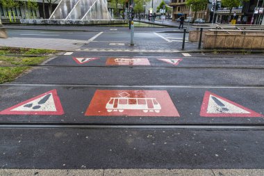 Uyarı işareti geçiş bir tramvay Dusseldorf, Almanya