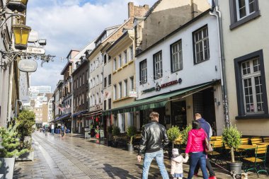 Dusseldorf, Almanya sokakta yürüyen insanlar