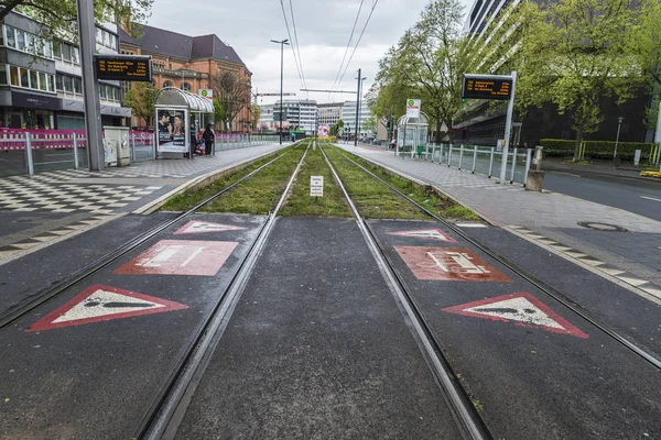 Warnschild einer Straßenbahn in Düsseldorf, Deutschland — Stockfoto