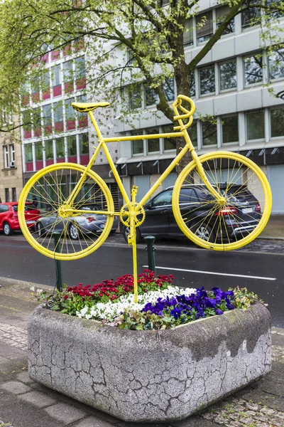 Желтый велосипед как арт-объект в Дюссельдорфе, Германия — стоковое фото