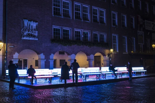 Bancos iluminados con ledes por la noche en Düsseldorf, Alemania — Foto de Stock