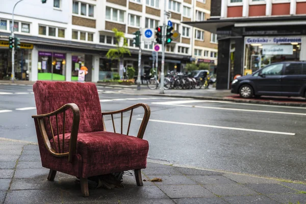 Viejo sillón vintage granate acostado en la calle — Foto de Stock