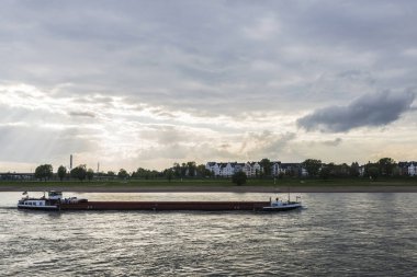 Ticaret gemisine akşam Almanya'da Ren Nehri üzerinde yelken