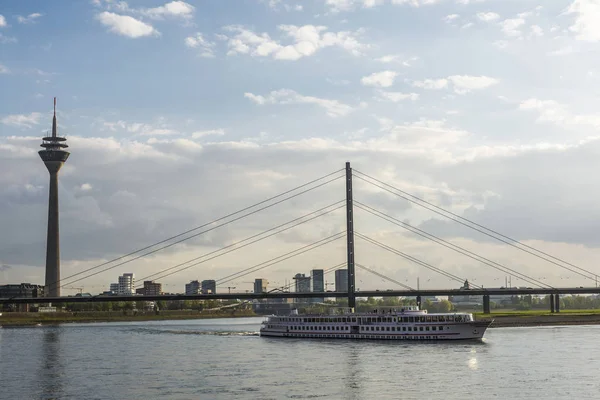 Crucero navegando por el río Rin en Alemania — Foto de Stock