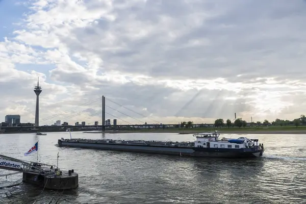 Торговое судно, плывущее по Рейну в сумерках в Германии — стоковое фото
