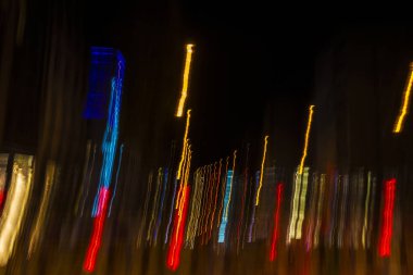 Renkli ışıklar gece arka plan olarak hareket