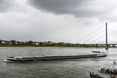 Almanya'da Ren nehrinde yelken kargo gemisi