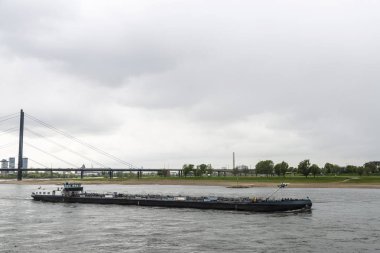 Almanya'da Ren nehrinde yelken kargo gemisi