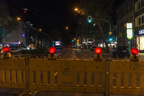 Cerca con luces de advertencia rojas advertencia de construcción — Foto de Stock