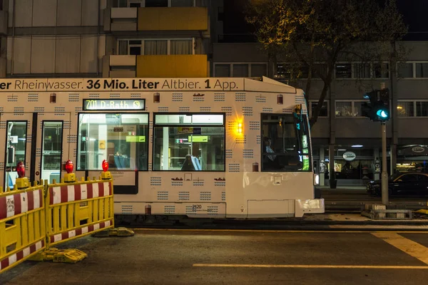 Tram la nuit à Düsseldorf, Allemagne — Photo