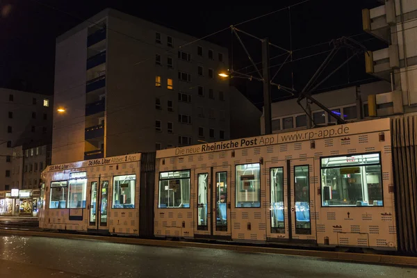 电车在晚上在杜塞尔多夫，德国 — 图库照片