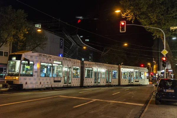 Трамвай ночью в Дюссельдорфе, Германия — стоковое фото