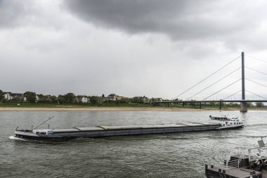 Almanya'da Ren nehrinde yelken kargo gemisi