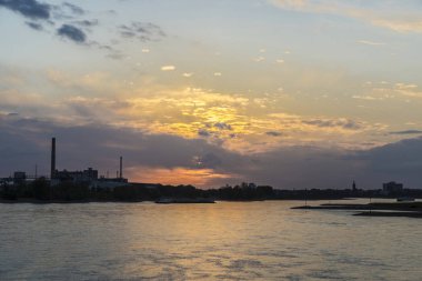 Almanya'da batımında Ren Nehri boyunca fabrikalar