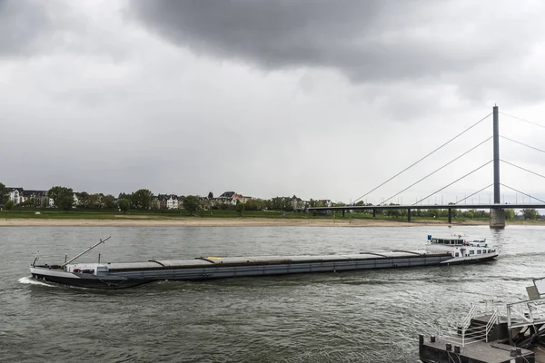 Almanya'da Ren nehrinde yelken kargo gemisi