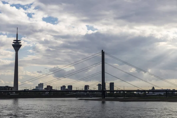 Skyline a lo largo del río Rin en Düsseldorf, Alemania — Foto de Stock